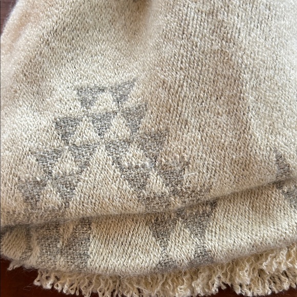 Terra Fall Scarves Collection Beige Aztec Print Open Scarf, NWT - Picture 9 of 14